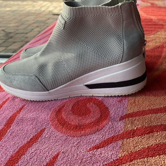 Marc Fisher muscling women’s wedge sneakers. Stretch,Gray size 9. Suede trim. - Picture 6 of 8